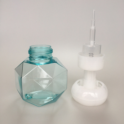 표면 손용으로 인쇄 된 로고와 함께 흰색 50ml 폼 디스펜서 병