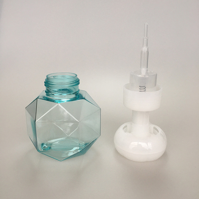 표면 손용으로 인쇄 된 로고와 함께 흰색 50ml 폼 디스펜서 병