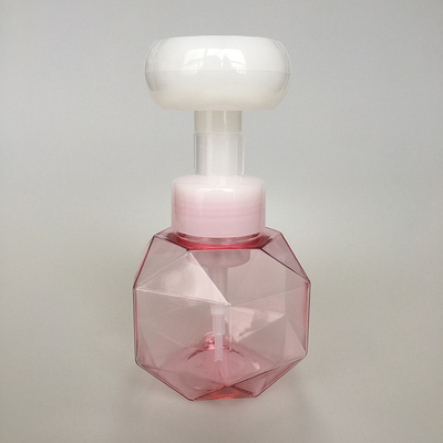 표면 손용으로 인쇄 된 로고와 함께 흰색 50ml 폼 디스펜서 병