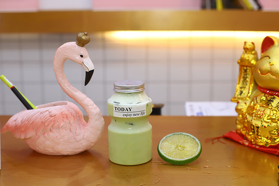 재사용 가능한 이중 벽 사각형 카페 투명 보바 컵 둥글 투명 500ml 주스 차 컵 짚
