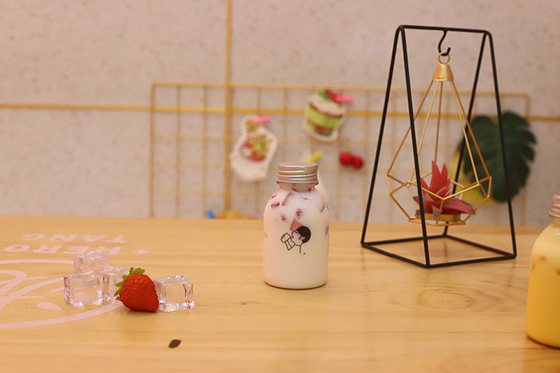 손잡이와 함께 둥근 거품 차 캔