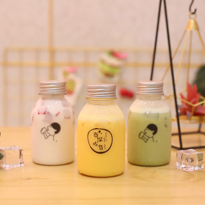 손잡이와 함께 둥근 거품 차 캔