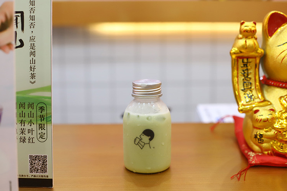 손잡이와 함께 둥근 거품 차 캔
