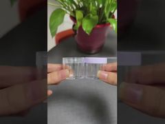 눈 크림 또는 립 바램 화장품에 캡을 가진 선명한 플라스틱 병